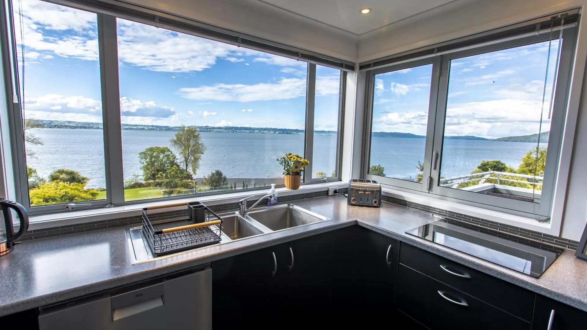 Rotorua Serenity Lakeview Retreat